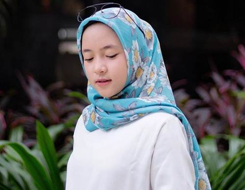 Astaga! Nissa Sabyan Unggah Foto di Kolam Renang, Penampilan 'Aneh' Jadi Sorotan Netizen