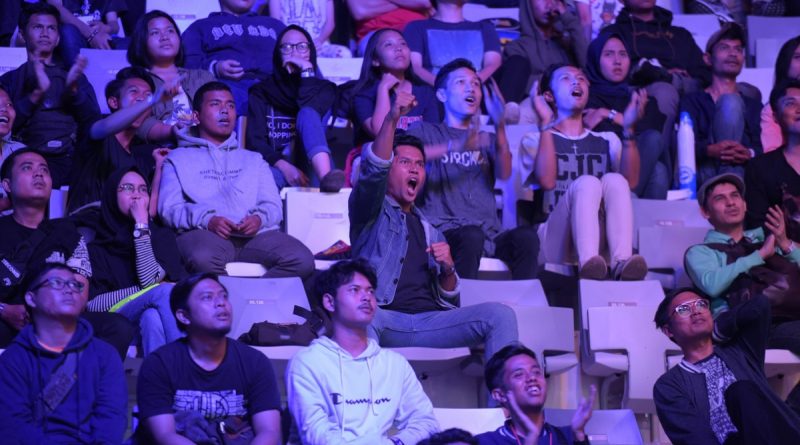 Foto 2 –  Antusiasme masyarakat yang hadir dalam mendukung tim-tim pilihannya secara langsung di Istora Senayan