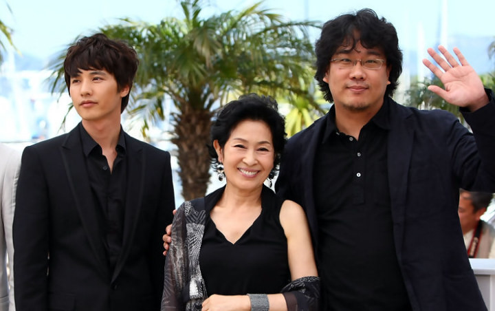 Sutradara Bong Joon Ho Dikecam Karena Suruh Won Bin Pegang Dada Aktris Ini di Film 'Mother'