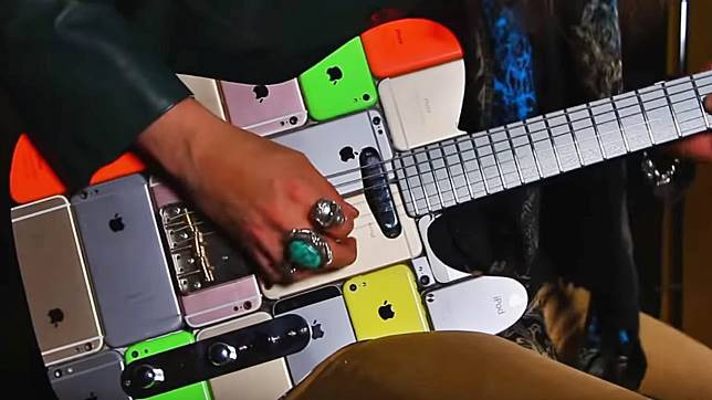 Sakti Abis, Orang Ini Buat Gitar dari iPhone Bekas!