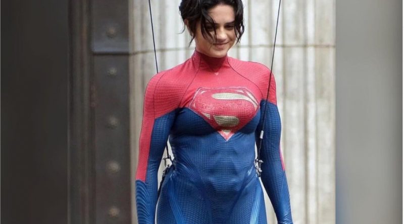 upstation-Ini Dia Tampilan Suit Supergirl di Film The Flash!