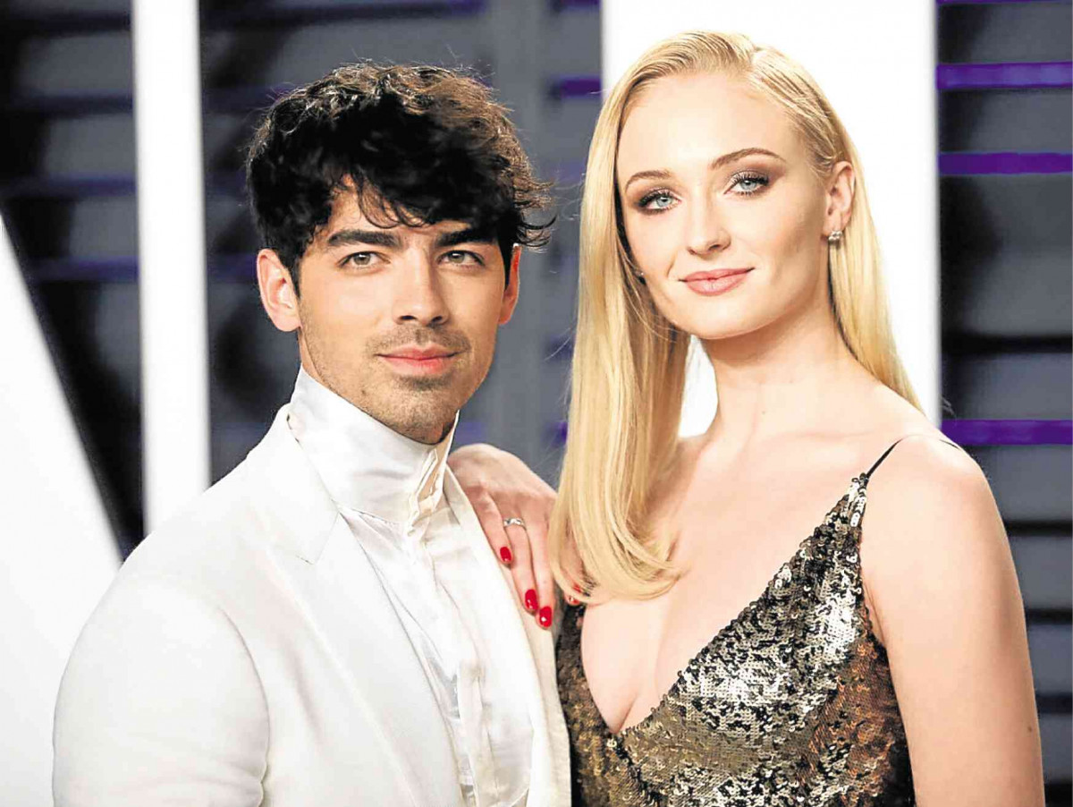 How Sophie Turner Inspired Jonas Brothers To Reunite Up Station Philippines - sucker you song jonas brothers id roblox how to get free