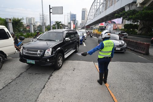 Mmda Chief Backs Hazard Pay For Traffic Enforcers Up Station