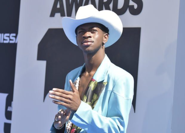 Cma Voters Consider Whether Or Not To Nominate Old Town Road Up Station Philippines - billy cyrus old town road roblox music code