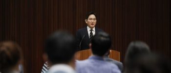 Samsung heir apologizes over corruption scandal