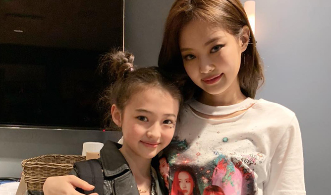 Blackpink S Jennie And Child Model Ella Gross Are Twins In