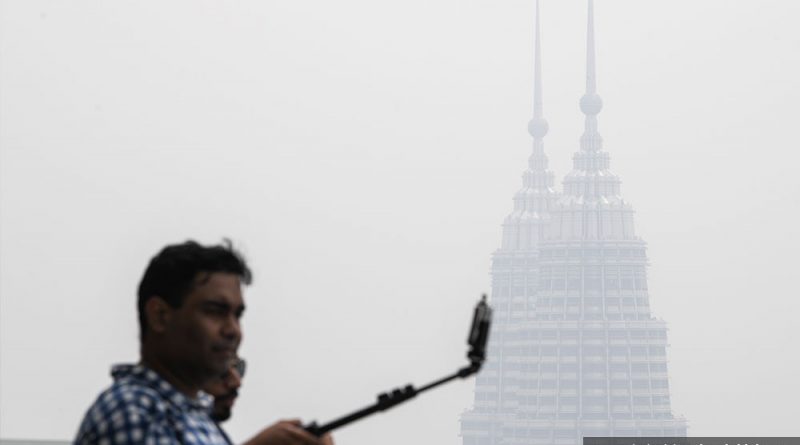 Visibility Of Kl Tower Petronas Twin Towers Blocked By Haze Up Station Malaysia - twin towers roblox