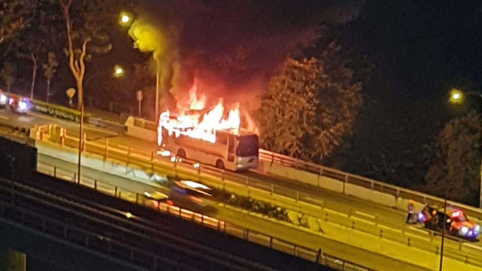 Bus Catches Fire On Flyover In Jurong East Up Station Singapore - new singaporesg bus roblox