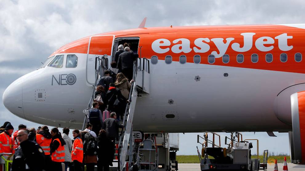 Easyjet Buys Thomas Cook Airport Slots At Gatwick And Bristol For Us 46 Million Up Station Singapore - roblox easyjet logo