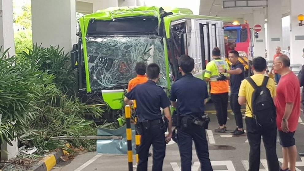 Bus Driver Trapped 6 Passengers Injured After Accident At Changi Airport Bus Interchange Up Station Singapore - new singaporesg bus roblox