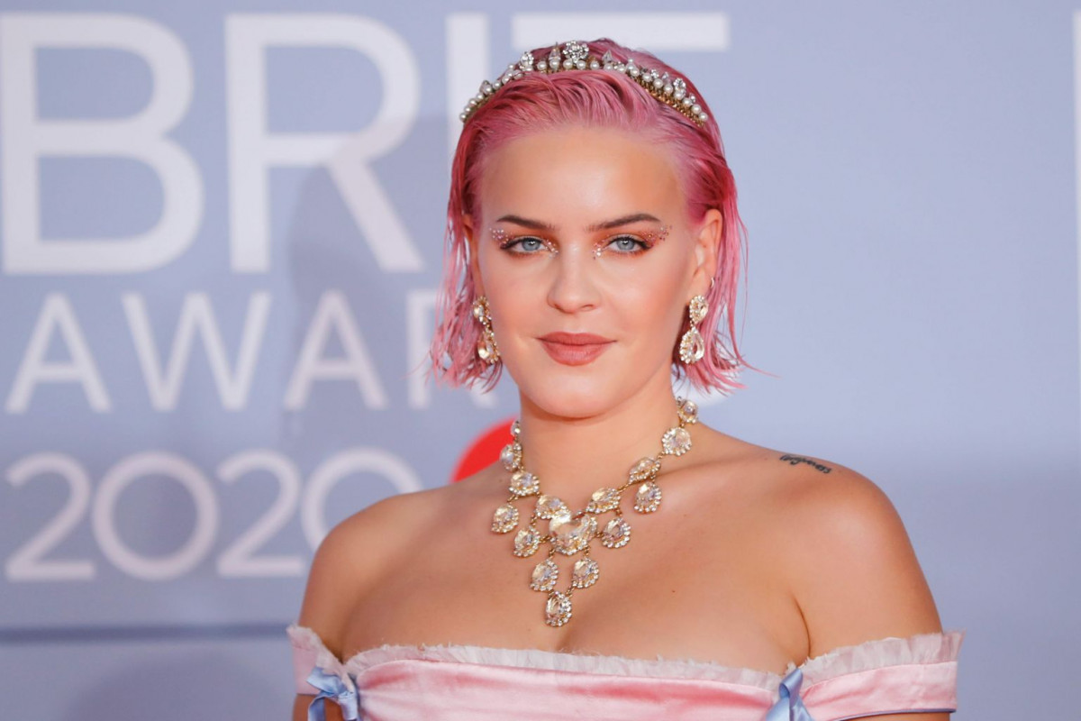 English Singer Anne Marie Apologises For Duo Ant And Dec S Offensive Headbands Up Station Singapore - annemarie roblox